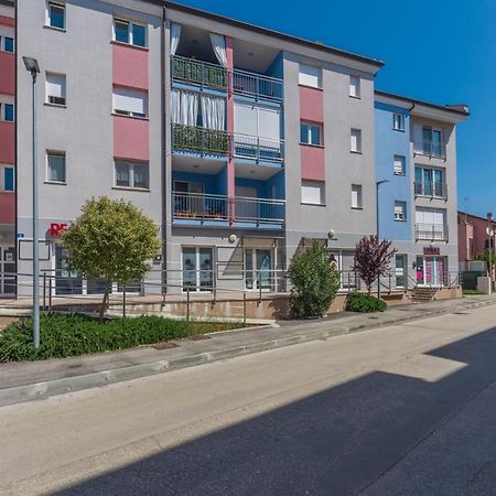 Apartment Melarnian Near The Beach In Umag Eksteriør bilde