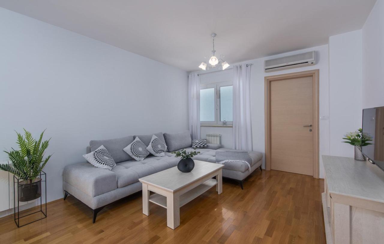 Apartment Melarnian Near The Beach In Umag Eksteriør bilde
